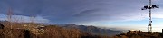 47 Panoramica dalla grande croce del Podona verso Selvino e Val Seriana